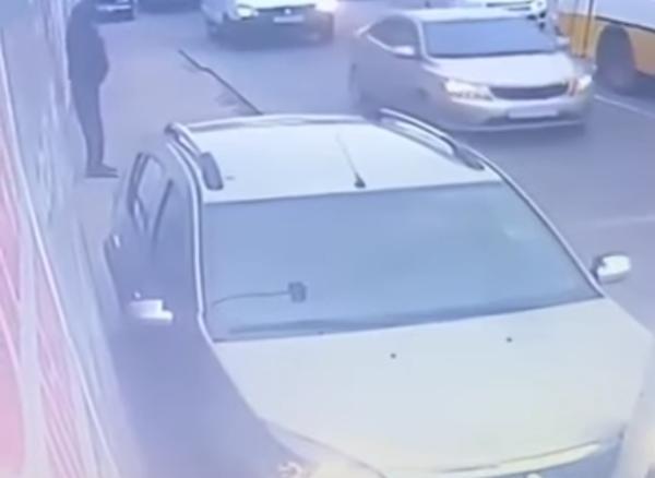 Эффектно протаранила столб в центре Ставрополя: видео